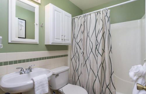 Charming Pet-Friendly Cottage Walkable to Town! - Foto 16