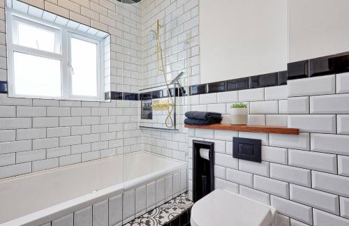 Beautiful 5 bed house, relaxing garden and driveway parking 10 min to the beach - Foto 15