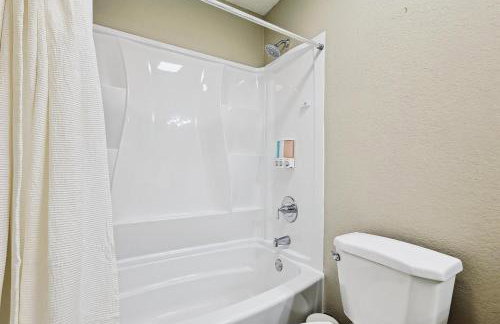 Modern Comforts & Classic Charm w Pool 5BD - Foto 29