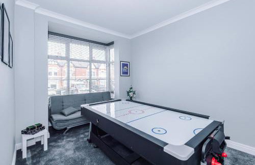Spacious 4 Bed in Birmingham by 53 Degrees Property, Ideal for Business or Families, Games Room! - Foto 9