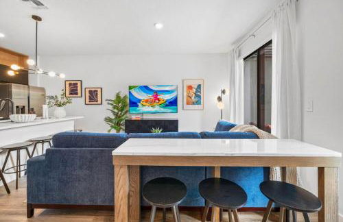 Colorful vibrant Oasis Sleeps 10, 10min to Disney - Photo 13