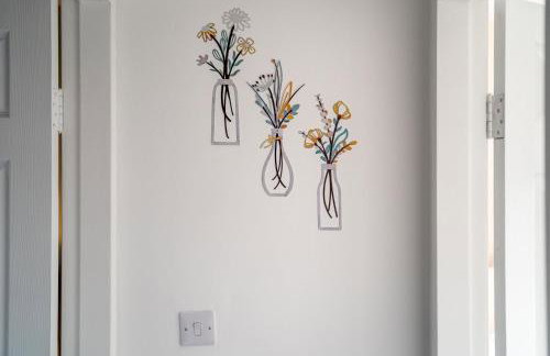 Cosy 3-Bed House With Parking, 5 Mins to QE & Uni - Photo 43