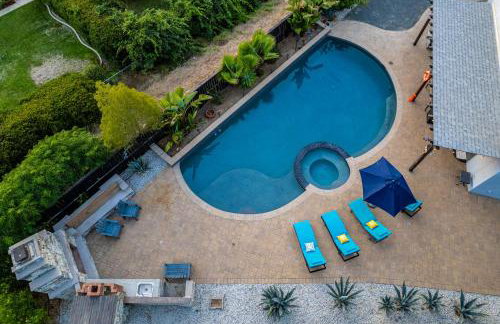 Entire Private Home with 5 Bedrooms 4 Bathrooms 3000 Sq ft Villa, Pool, Hot Tub, Nature, Garage, Winery, Available Now - Foto 46