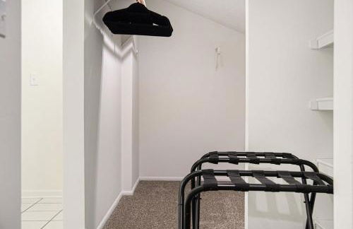 Cozy & Elegant Gem Fenced Yard BBQ & Games - Foto 50