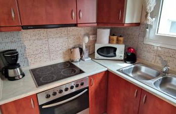 Lucy's next to sea apartment - Photo 9