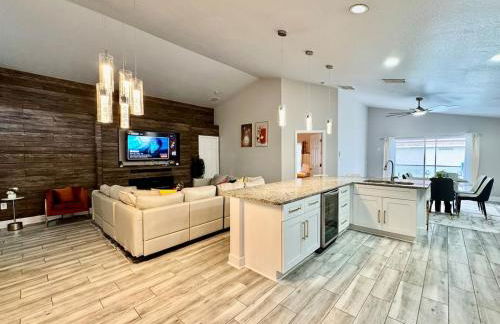 Modern 4BR 2BA with pool in gated community - Foto 17