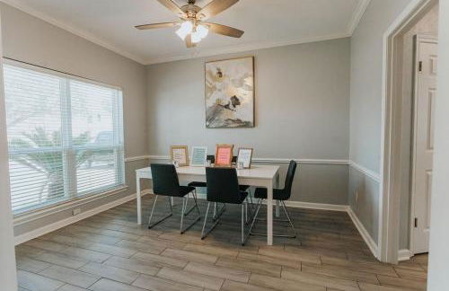 Beautiful Updated Home with Pool - Foto 12