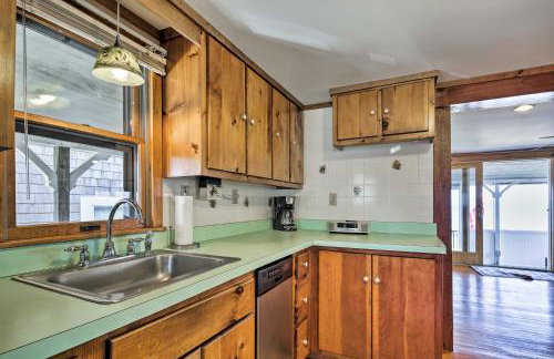 Oceanfront Cape Cod Home with Porch, Yard and Grill! - Foto 10