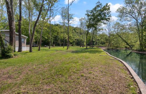 New! 2 Homes-Firepit, Hot Tub, Huge Yard and Dock - Foto 59