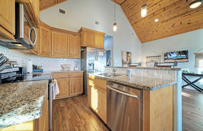 Group Getaway w/ Pool, Boat Dock 2 Homes Laguna Village Retreat by Avantstay - Foto 55