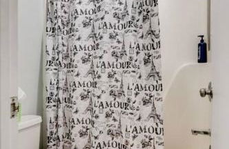 Beautiful 3 Bedroom- free parking 2M to Broadway - Foto 13