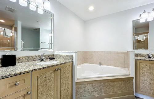 Spacious 3 Bed 3 Bath Luxury Condo 5 min from Disney - Photo 19