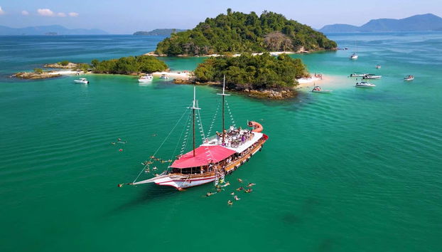 Navegando pelas praias de Angras dos Reis