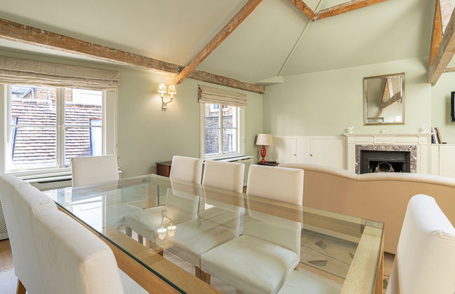 JOIVY Elegant 2-Bed Mews Flat Near Buckingham Palace - Photo 13