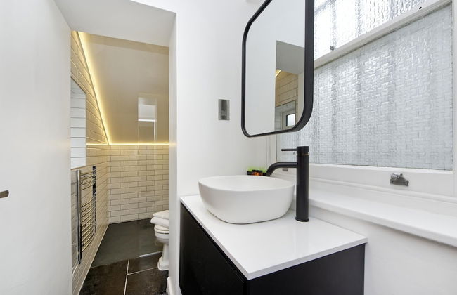 Beautiful Battersea Garden Flat by Underthedoormat - Photo 17