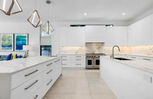 LVS Villa Blanco 5BR Coastal Oasis with Rooftop Sunset Deck Heated Pool Spa & Walk-to-Beach Access - Foto 71