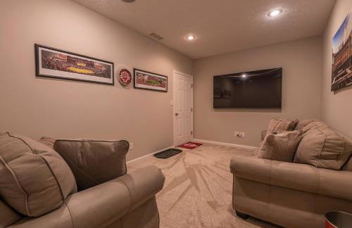 Hoosier Happiness Townhouse - 2 King Size Bedroom Suites - Foto 19