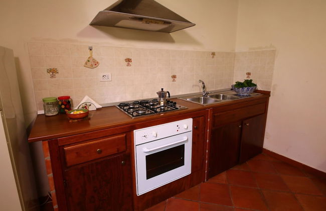 Beautiful Farmhouse with Hot Tub in Umbria - Photo 6