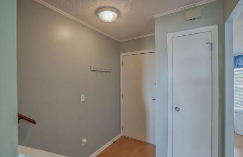 NEW LISTING! Two Bedrooms in A Building with Marsh and Ocean Views - Foto 17