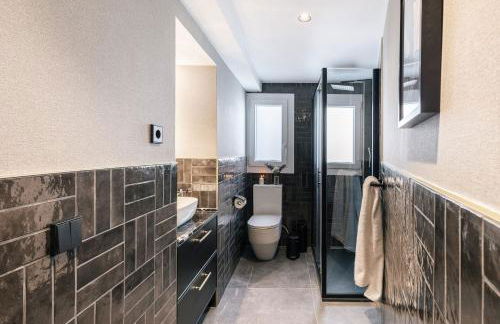 Stylish 4 suites +patio luxury apartment Gran Via - Photo 34