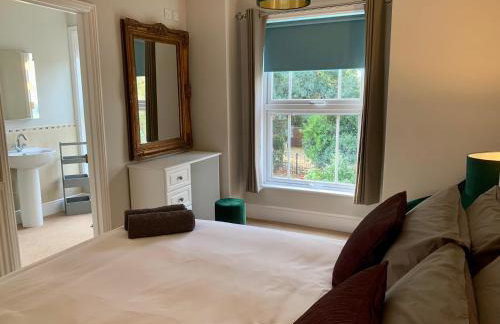 Smart & Comfortable 3-bedroom Victorian house - Photo 18