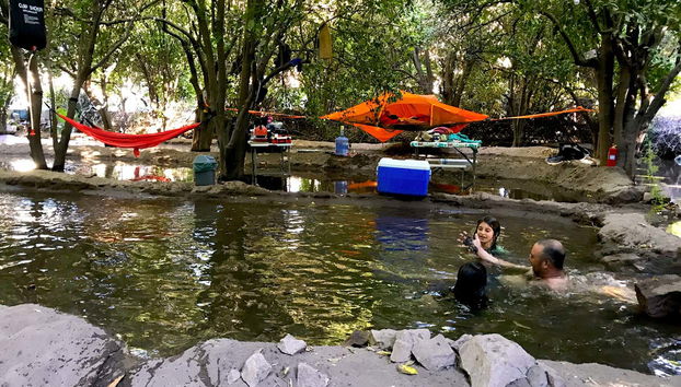 Piscinas naturais do acampamento suspenso do oásis de Pica