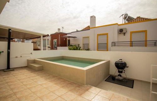 Luxuosa Villa com Piscina, Garagem e Vista Mar - Foto 18