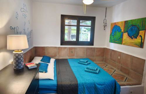 Künstlerhaus Finca Madreselva mit atemberaubenden Weitblick mit Infinitypool, kleinen Teichen und vielen Sitzplätzen in Tolox Malaga im Nationalpark Sierra de las Nieves, ideal für Entspannung, aber auch zum Wandern - Foto 18