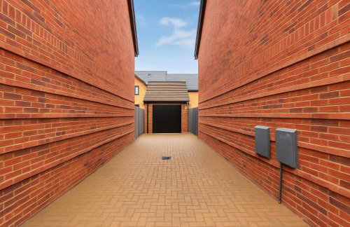 Detached 4 Bedroom 2 Bathroom House - Driveway Parking, Fast WiFi and Smart TV by Yoko Property - Foto 34