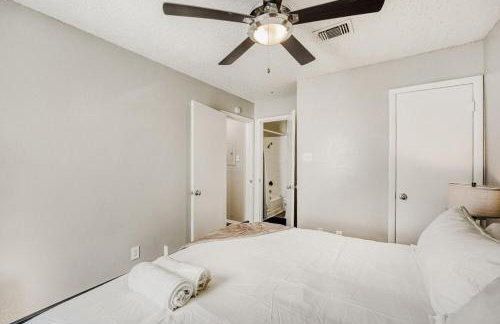 Polished King Getaway - Sleeps 4 - Pool, Prkg - Foto 24