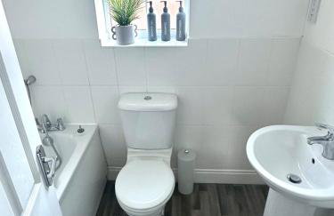 Spacious 5-Bed Detached House, Sleeps 10, Parking - Photo 18