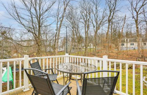 Walk to Lake Hopatcong Vibrant Home with Deck! - Foto 2