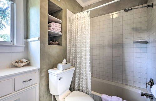 Lush Elkin Home with Porch Views and Pool Table - Foto 25