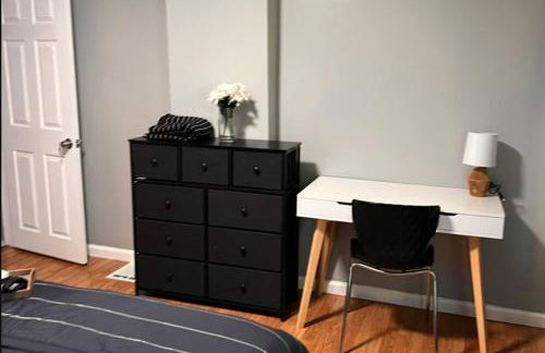 Cozy Modern Home with Large Fenced in Backyard - Foto 19