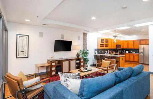 Spacious Penthouse ON the Broadway Strip - Foto 8