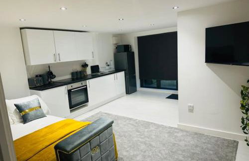 Perfect 1 Bed Apartment Sleeps 5 1 Kingsize bed 1 double Sofabed & Foldable Single bed Free Parking Wifi good transport network shopping Holiday Makers Families Contractors in North London - Photo 62