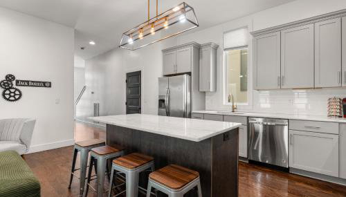 Jack Daniels House with Rooftop Golf, City views! 8min to Whiskey Row! Sleeps 10! - Foto 5