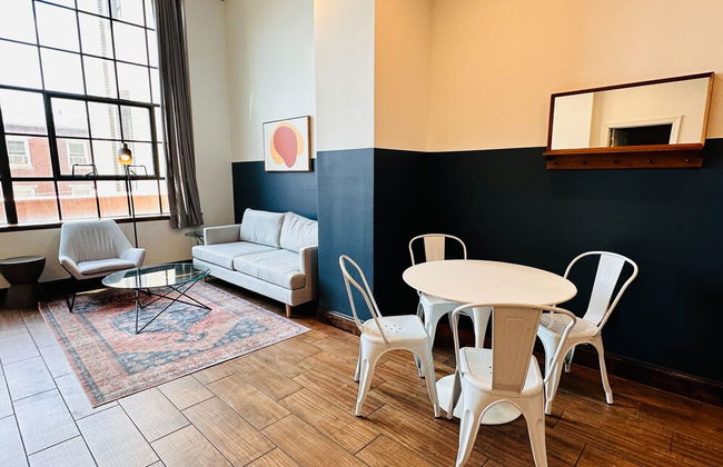 Sosuite 2BR Apt w Balcony W D Gym On-site Bar - Photo 23