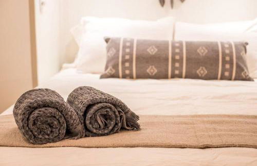 Wildland Zen Den Tiny House Retreat with Fireplace Grill AC Hammock Record Player Musical Instruments Pets OK - Foto 4