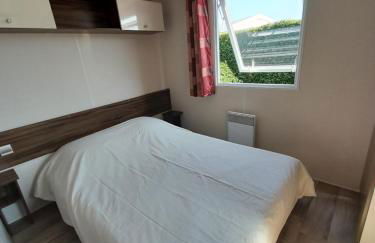 Mobil home camping les Charmettes 4 étoiles les MATHES en Charente Maritime prés du ZOO de la Palmyre 8 personnes tout confort 3 chambres 2salles de bains 2 WC Lave linge lave vaisselle Climatisation bien situé - Foto 5