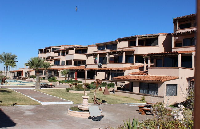 Mid-century Ocean View Apartment - Photo 28