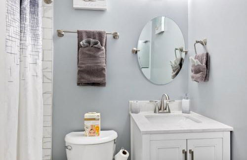 Spacious 4BR House Sleeps 9 Outdoor Lounge with Fire Pit plus Games - Foto 80