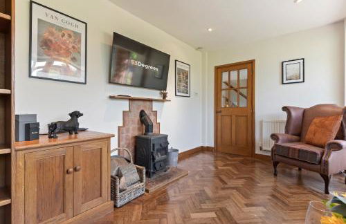 Stunning Countryside Home in Surrey by 53 Degrees Property, Ideal for Family Getaways, Private Tennis Court! - Foto 9