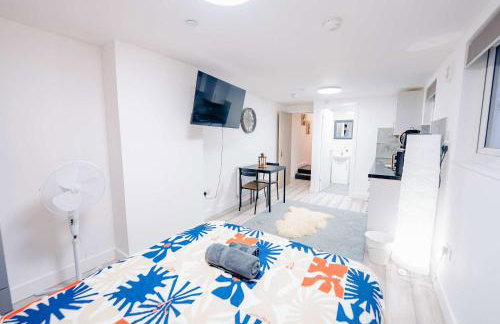 Free Hot Tub - Beautiful Studio with Fast WiFi - Photo 5