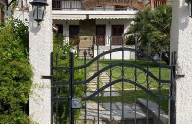 Garden Apartment - Photo 1