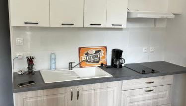 T2 Cosy, agréable fonctionnel et douillet, 1 lit 140 et un BZ , Wifi gratuit, boîte à clés, proche commerces et gare routière - Foto 5