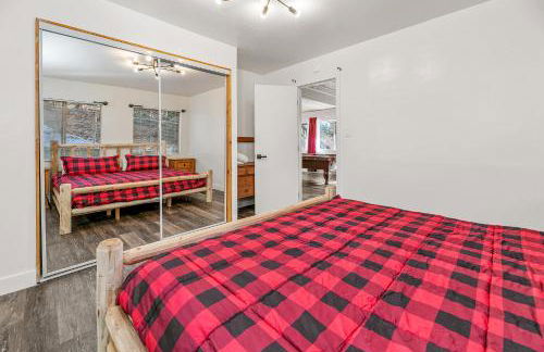 Family Fun Cabin - Mountain home with Game Room, Hot Tub and Lake Views! - Foto 32