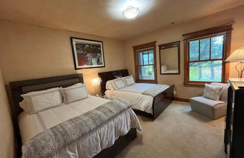 Luxe Artful Mountain Retreat with 4 King Suites, 8 Person Hot Tub and 3 Decks - Foto 52