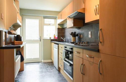 Air Maison - Family Home with Off-Road Parking - Photo 5