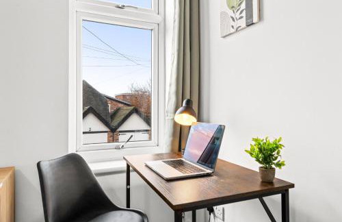 Comfortable 4 Bed Home - Free Parking & Fast WiFi - Foto 15